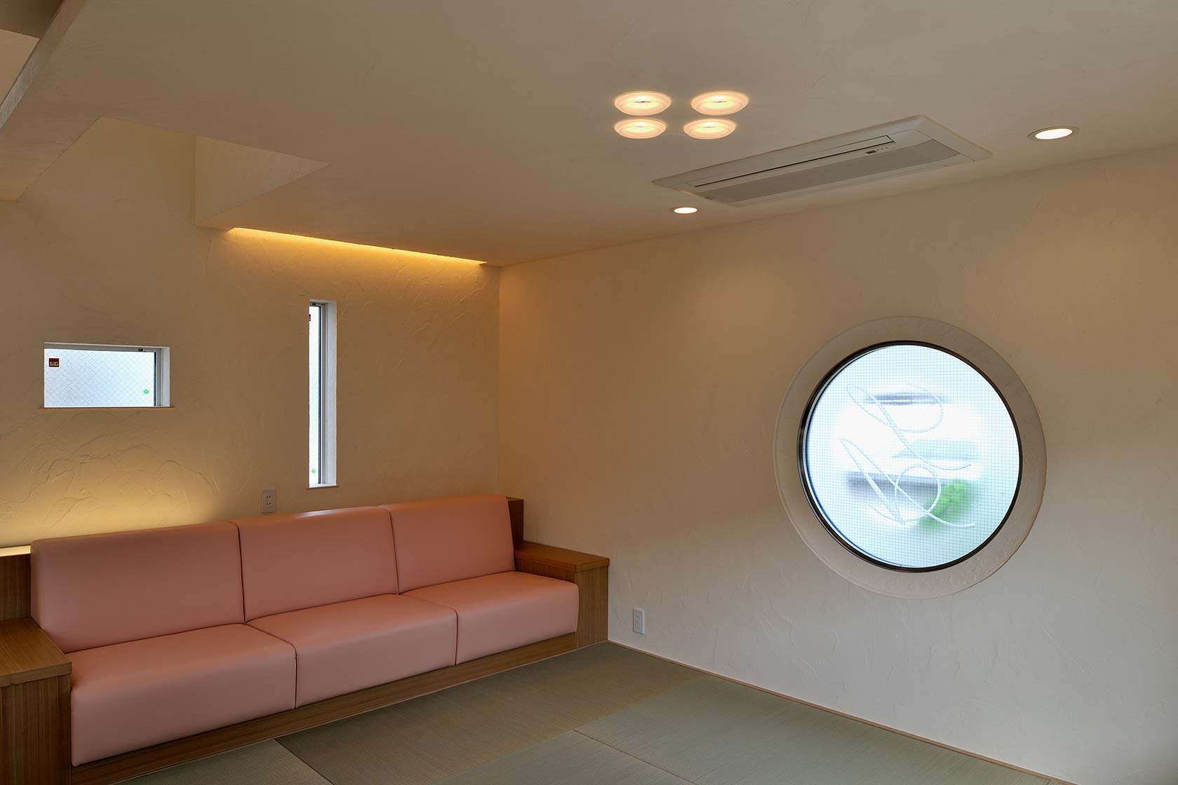 恵比寿N邸10-作り付けのソファのある畳リビング