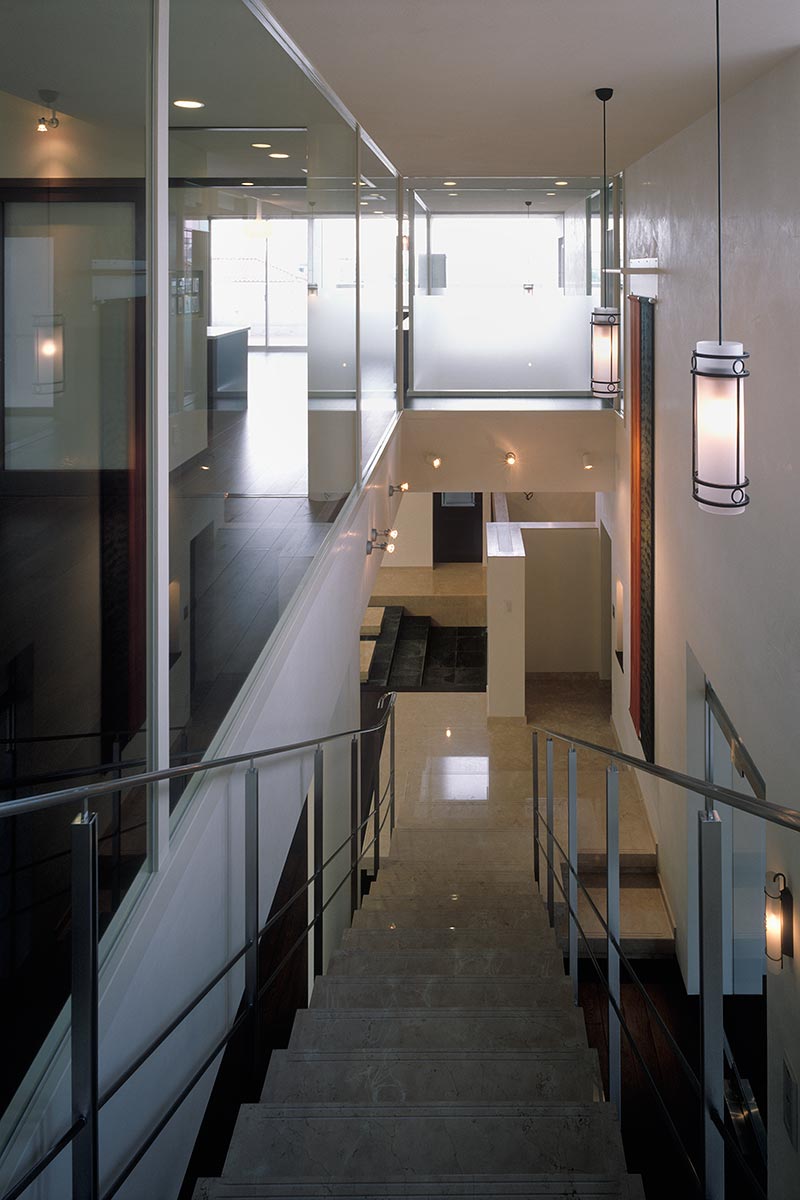 K織物株式会社+K邸36-階段から１階事務室を見下ろす