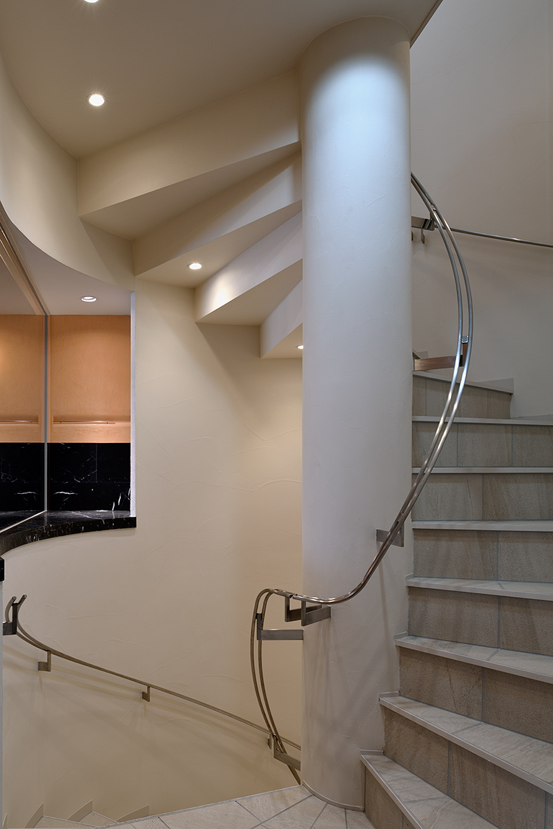 ナベノイズム16-１階から４階までを繋ぐ螺旋階段